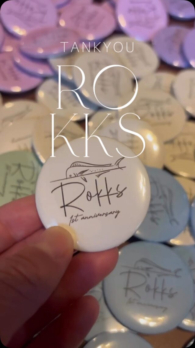@rokks_0707 さま
缶バッチとTシャツ制作いたしました🌞
1周年おめでとうございます🎊㊗️
全部美味しいrokksfoods🧡
1周年イベントもあるみたいなので
ぜひぜひ食べてみてください〜🫶

▷タトゥーシール・ステッカー
▷オリジナルTシャツ・パーカー等
▷刺繍・レーザープリント・ワッペン
お任せください💪

着用写真ぜひ送ってください🗣️💌

#tシャツ #オリジナルｔシャツ #tシャツが好き 
#ワッペン #モコモコ #モコモコワッペン 
#シール #タトゥーシール #seel #オリジナルグッズ#ボディペイント #ボディペイントフィルム
#オーダーメイド#ワッペン#転写シール
#ステッカー #オリジナルステッカー #オリジナルステッカー製作 #刺繍 
#ｔシャツプリント #tシャツ部 
#トレーナー #パーカー #Tシャツ#イベントシール
#横須賀 #tシャツプリント受注#コーチジャケット #コーチジャケットコーデ #コーチジャケット男子
