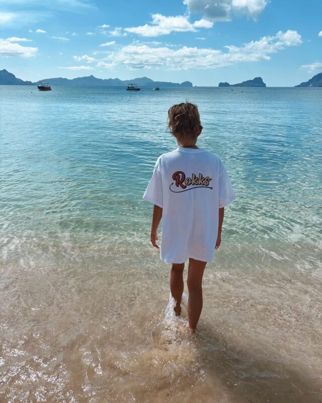 @rokks_0707 さんTシャツ制作しました🌞
めちゃくちゃ素敵なお写真
ありがとうございます😍✨

4/19でrokks1周年おめでとうございます👏🏾✨
記念グッズも制作予定‥⁉️

19日に周年イベントもあるようなので
ぜひチェックしてみてください🍔🤍

#tシャツ #オリジナルｔシャツ #tシャツ制作 
#ワッペン #モコモコ #モコモコワッペン 
#シール #タトゥーシール #seel #オリジナルグッズ#ボディペイント #ボディペイントフィルム
#オーダーメイド#ワッペン#転写シール
#ステッカー #オリジナルステッカー #オリジナルステッカー製作 #刺繍 
#ｔシャツプリント #tシャツ部 
#トレーナー #パーカー #Tシャツ#イベントシール